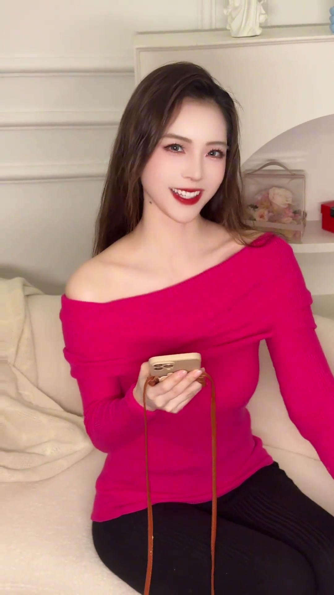 LPL主持余霜分享小小迦娜Cos视频：有你，就是好天气