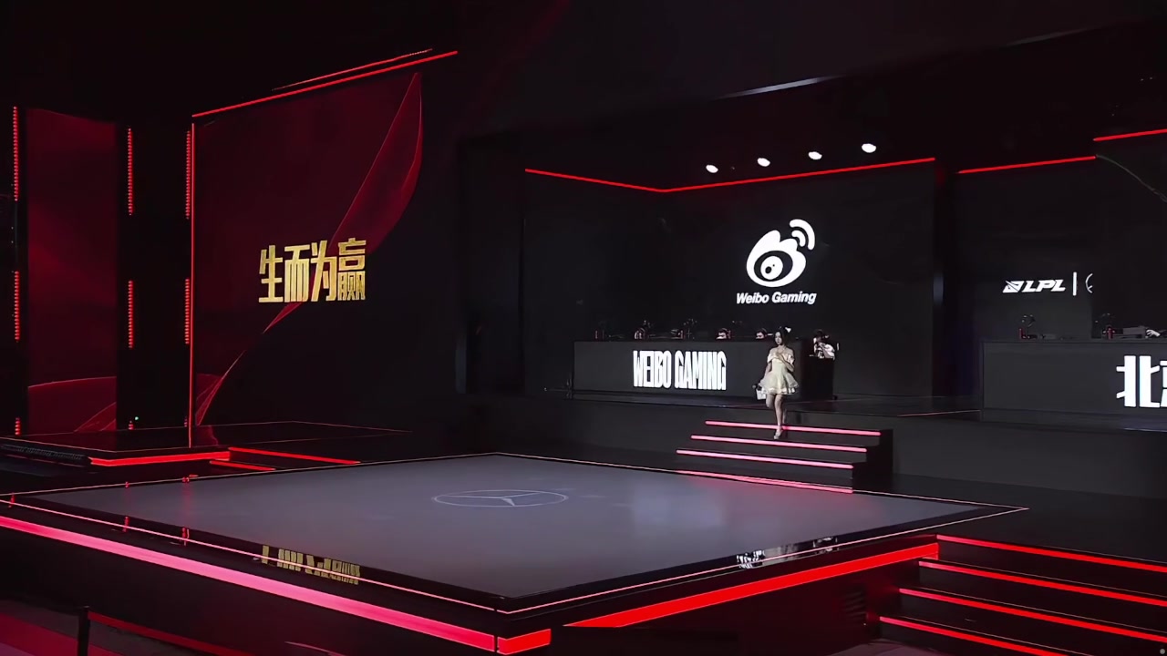 JDGvsWBG主持小悠：漏肩蓬裙，皮肤白的发亮！
